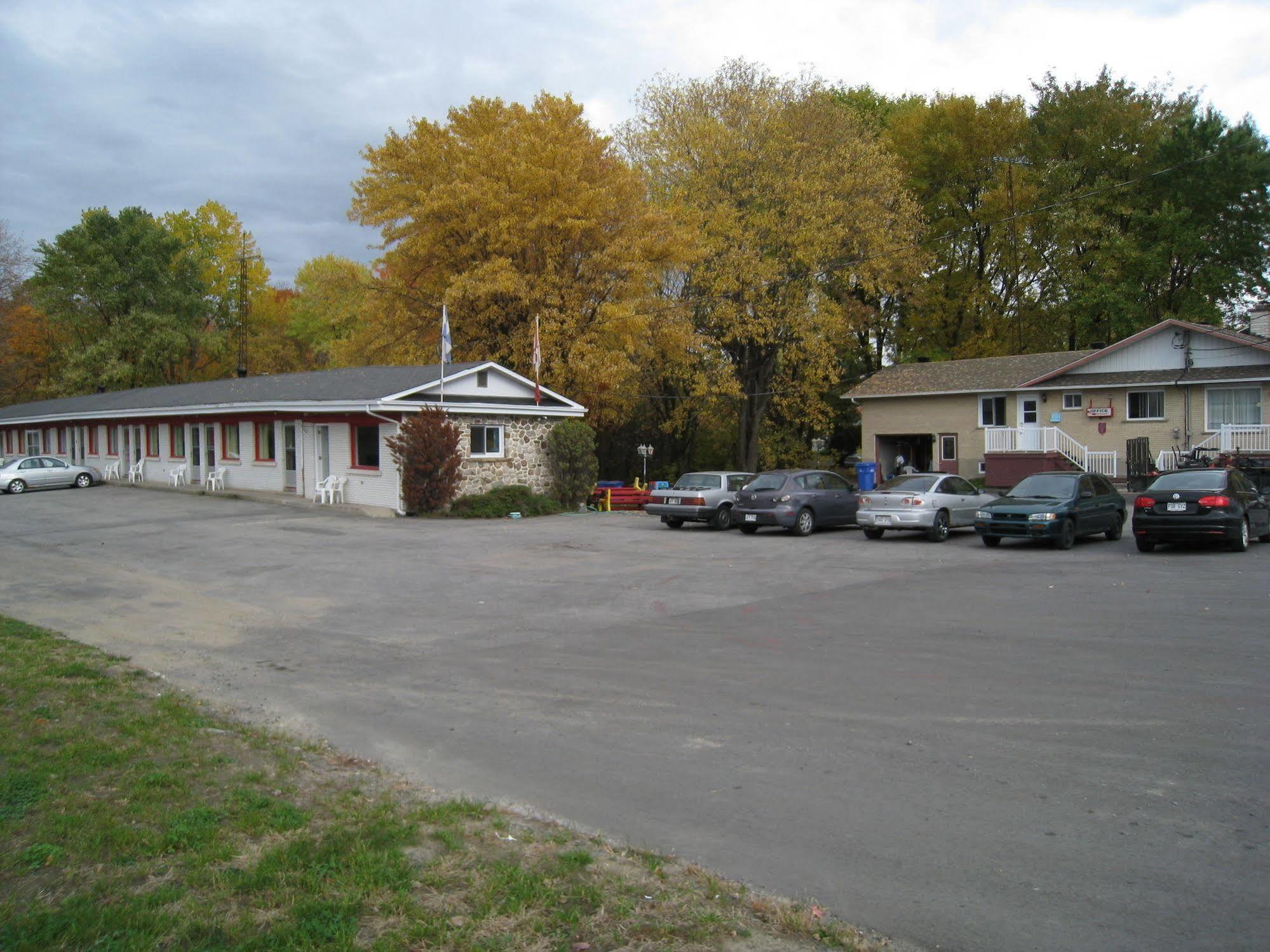 Motel Des Erables Coteau-du-Lac Eksteriør billede
